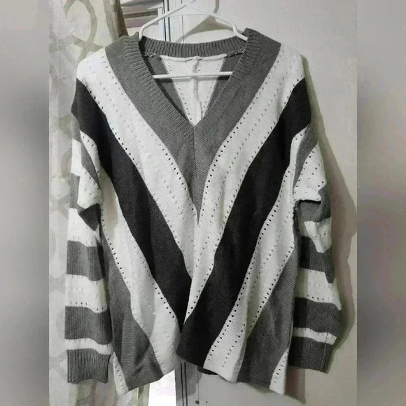 Womens v-neck striped sweater! - Picture 1 of 2